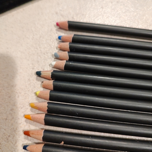 Experience the world of art with these 19 Art Skills Colored Pencils. - Picture 9 of 10